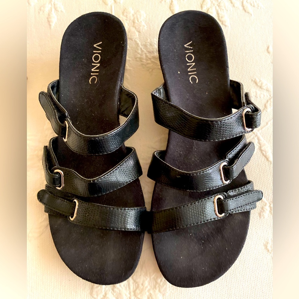 EUC black Vionic sandals size 9